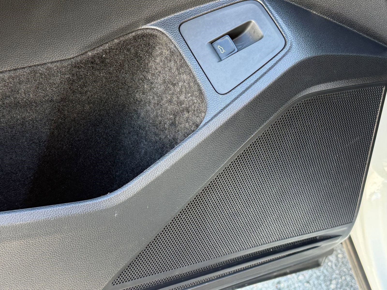 Used 2024 Volkswagen Tiguan SE w/ Panoramic Sunroof Package image 23