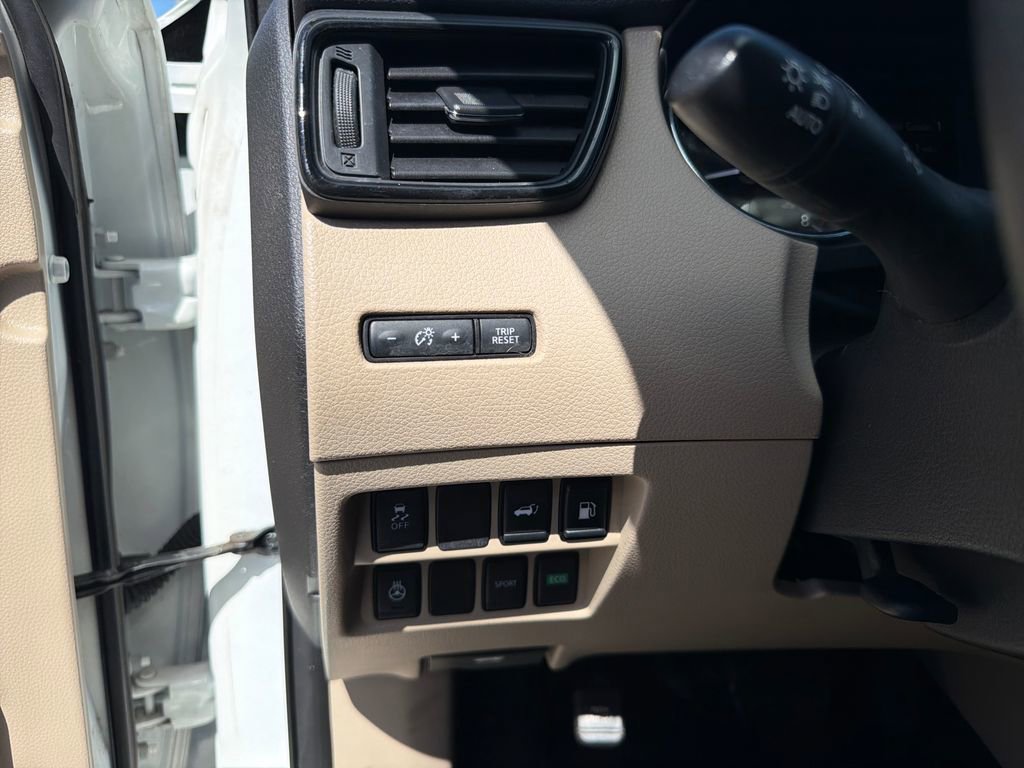 Used 2018 Nissan Rogue SV w/ Premium Package FWD image 32