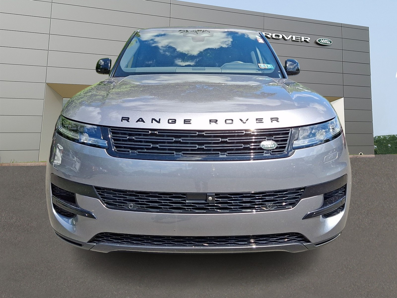 Used 2024 Land Rover Range Rover Sport SE AWD/4WD image 2