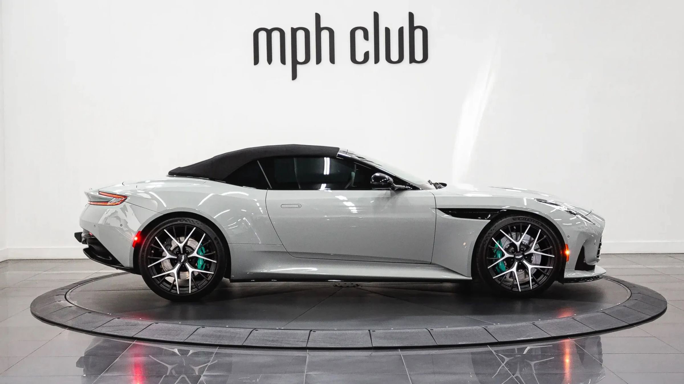 Used 2024 Aston Martin DB12 Convertible image 8