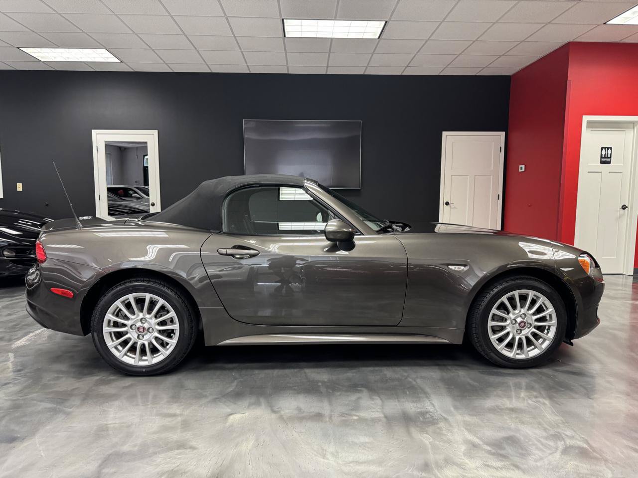 Used 2017 FIAT 124 Spider Classica RWD image 24