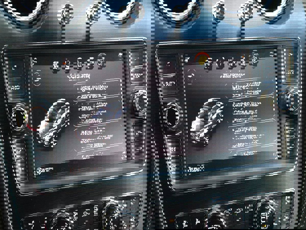 Used 2020 Bentley Bentayga Plug-In Hybrid image 48