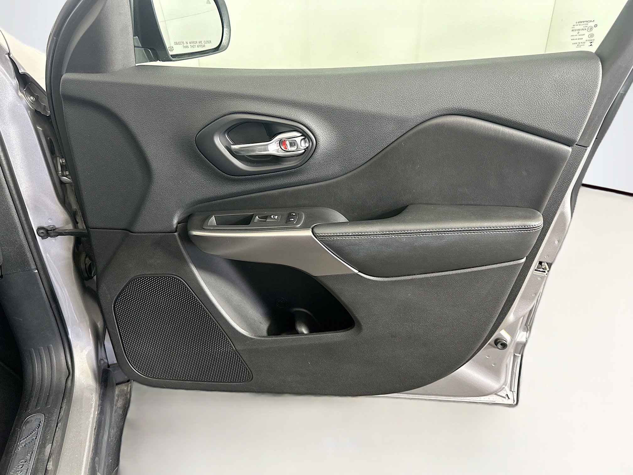 Used 2019 Jeep Cherokee Limited w/ Luxury Group AWD/4WD image 32