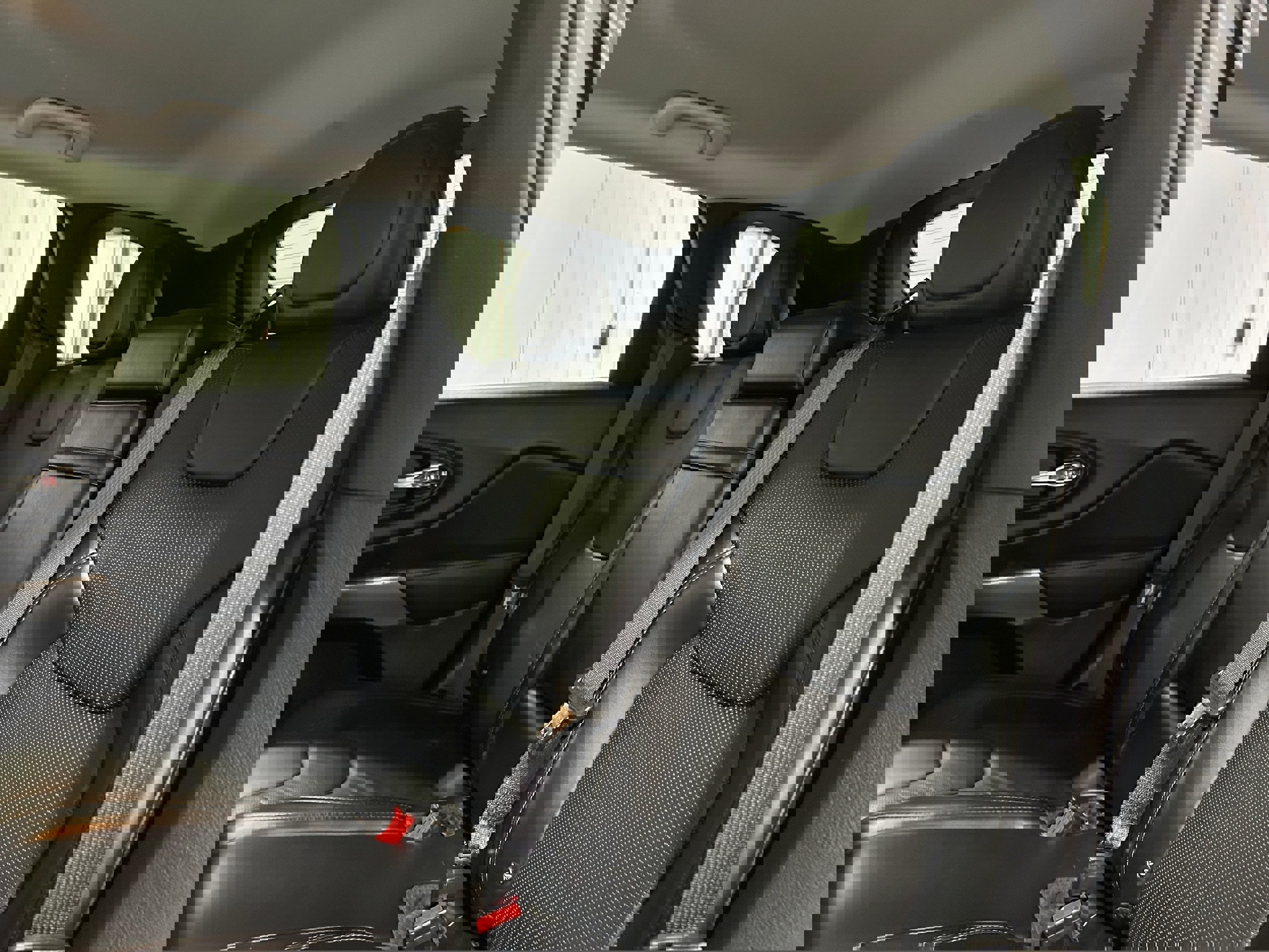 Used 2019 Jeep Cherokee Limited image 28