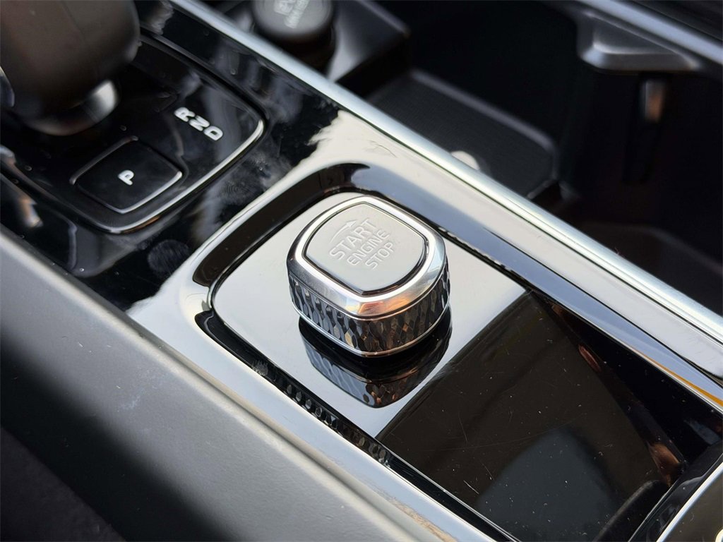 Used 2025 Volvo XC60 B5 Plus image 8