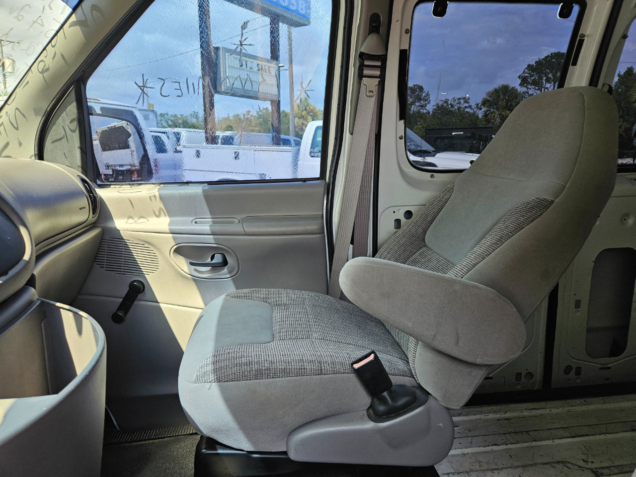 Used 1998 Ford E-250 and Econoline 250 image 9