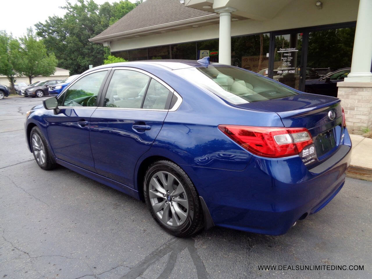Used 2017 Subaru Legacy 2.5i Premium w/ Moonroof Package AWD/4WD image 4