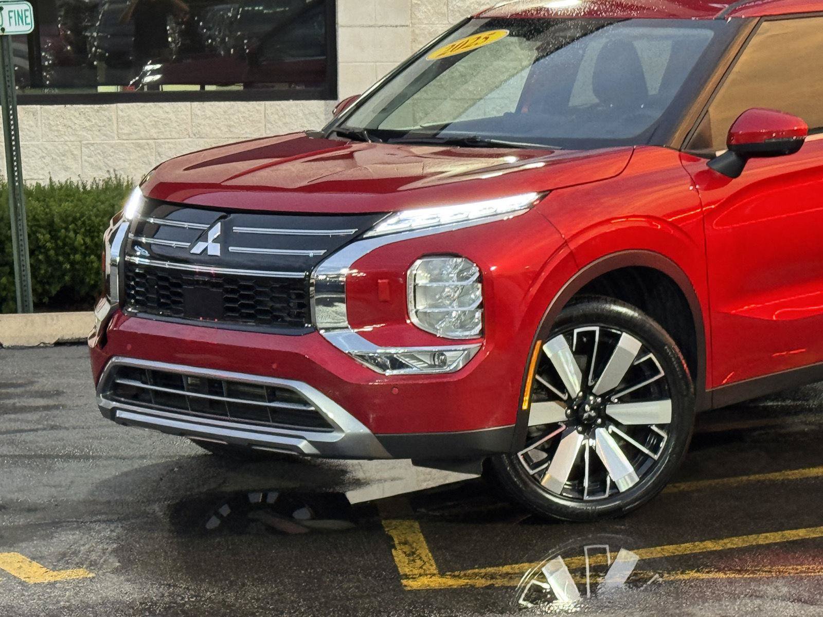 Used 2025 Mitsubishi Outlander LE AWD/4WD image 3