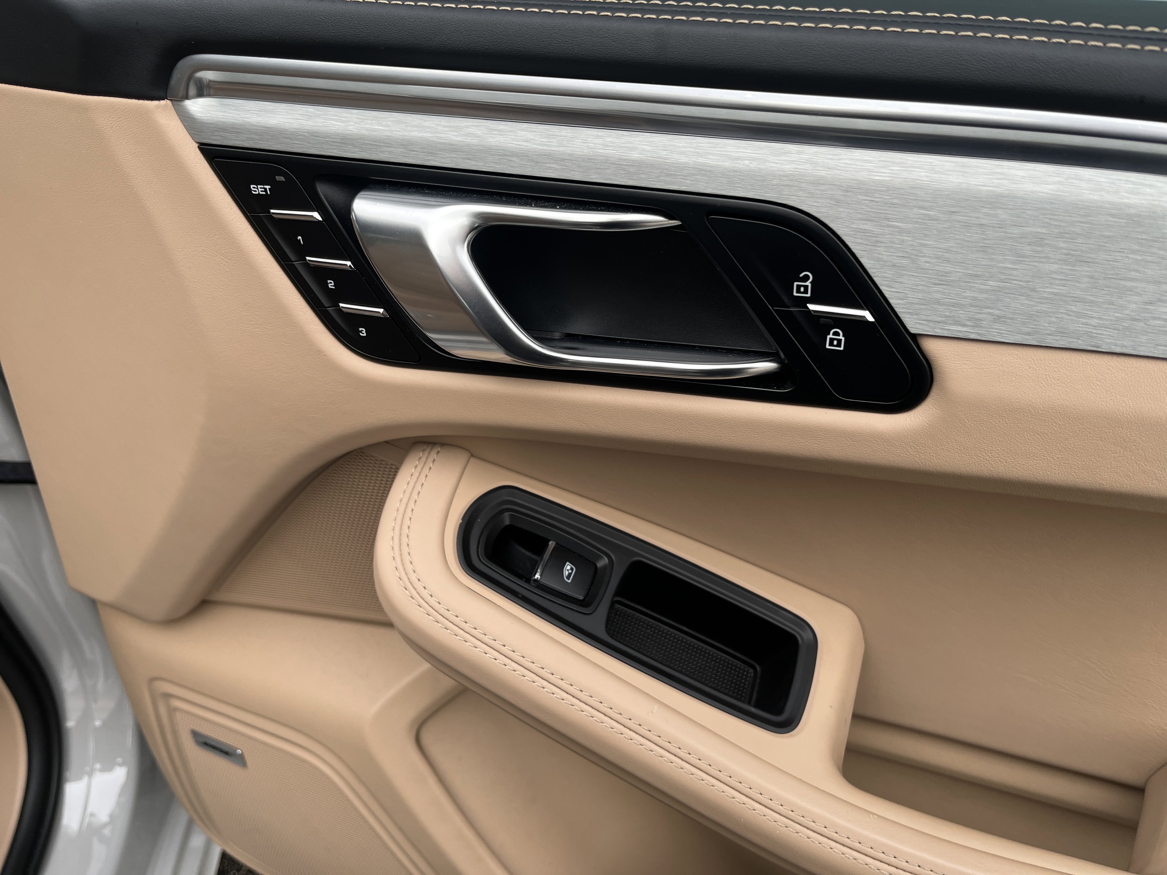 Used 2020 Porsche Macan Turbo image 18