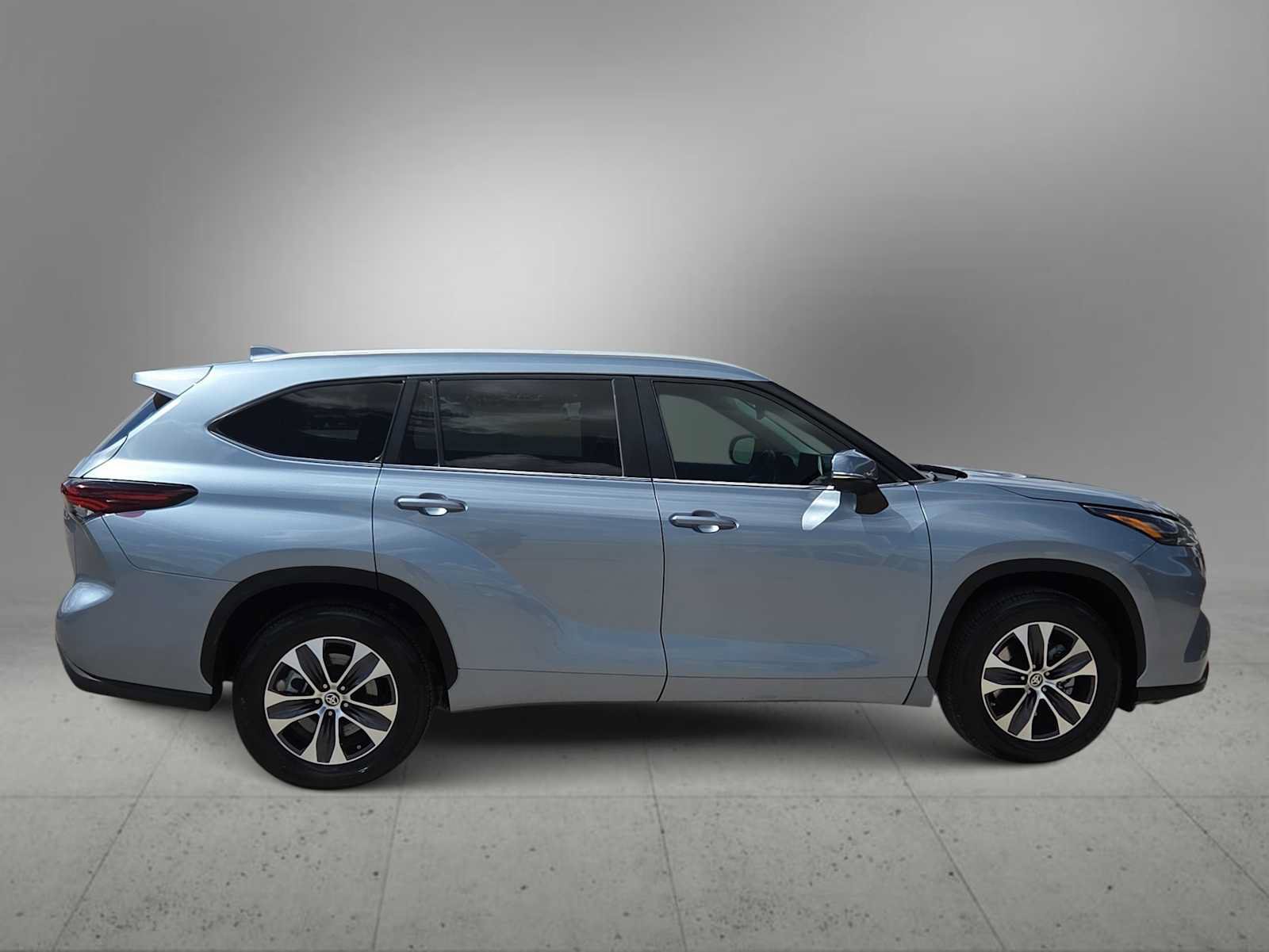 Used 2024 Toyota Highlander XLE FWD image 9