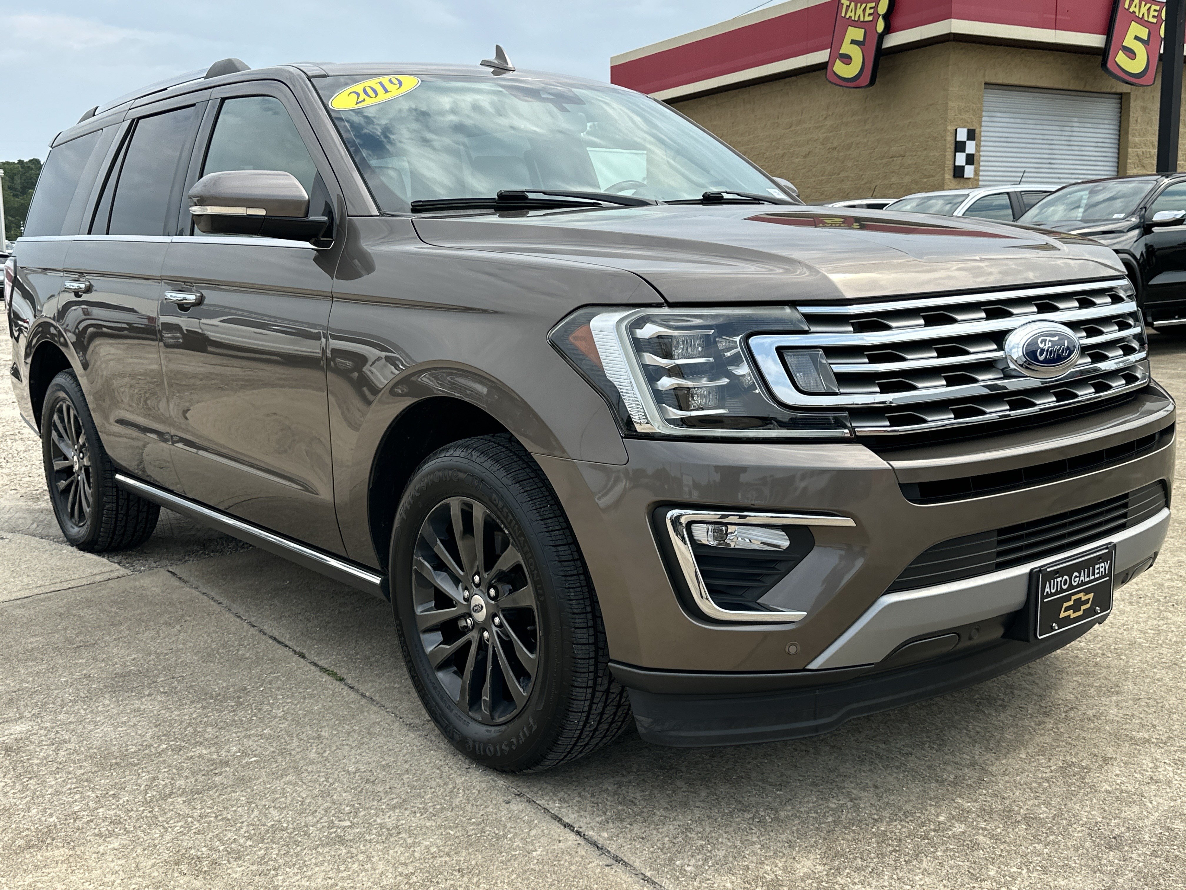 Used 2019 Ford Expedition Limited w/ Equipment Group 301A RWD image 3