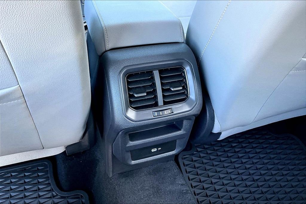 Certified 2023 Volkswagen Taos SE w/ Panoramic Sunroof Package image 18