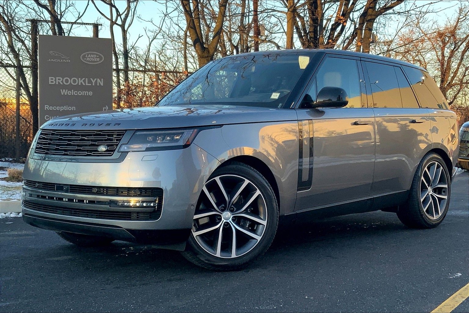 New 2025 Land Rover Range Rover SE image 1