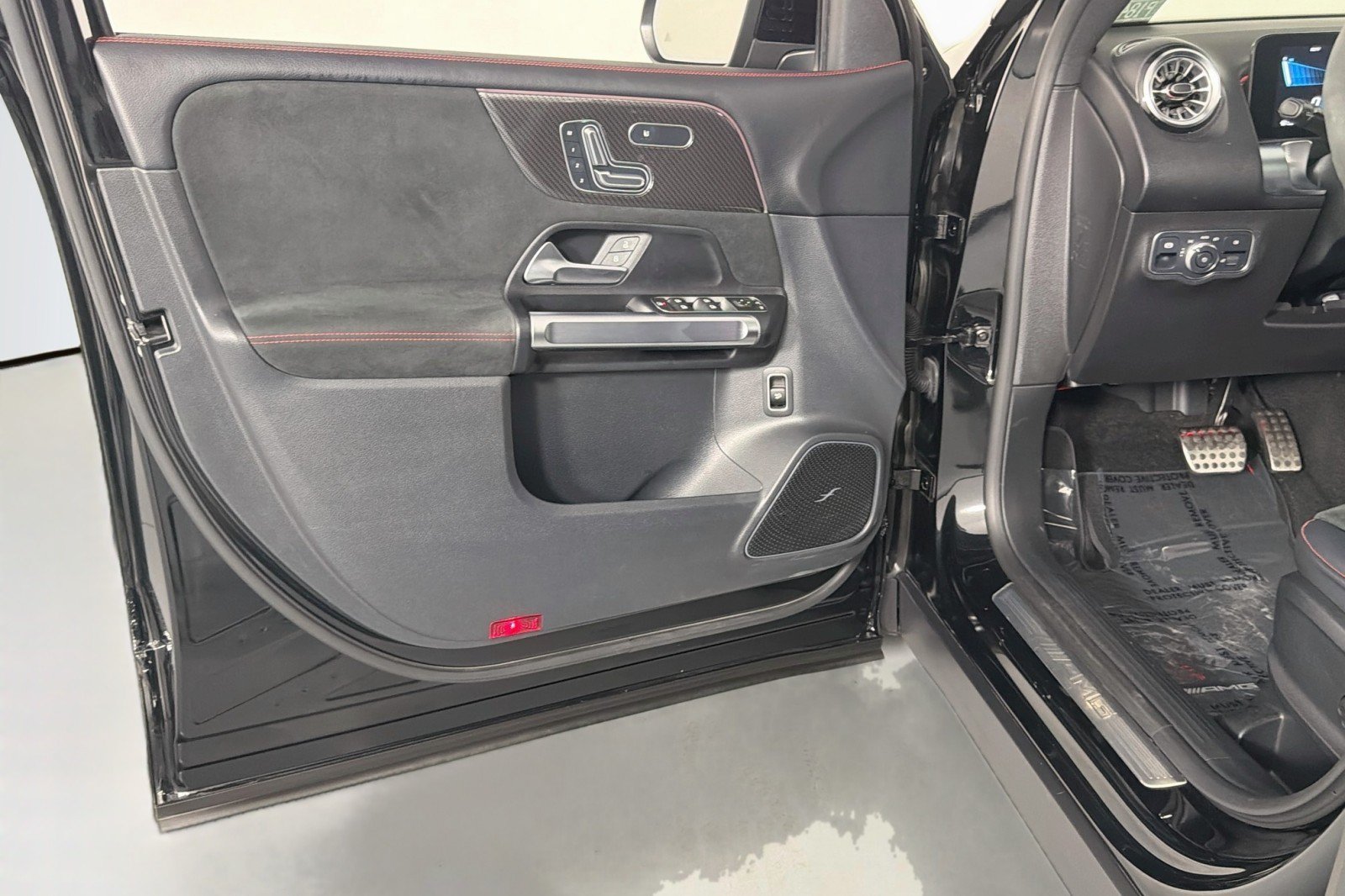 Certified 2023 Mercedes-Benz GLB 35 AMG 4MATIC image 22