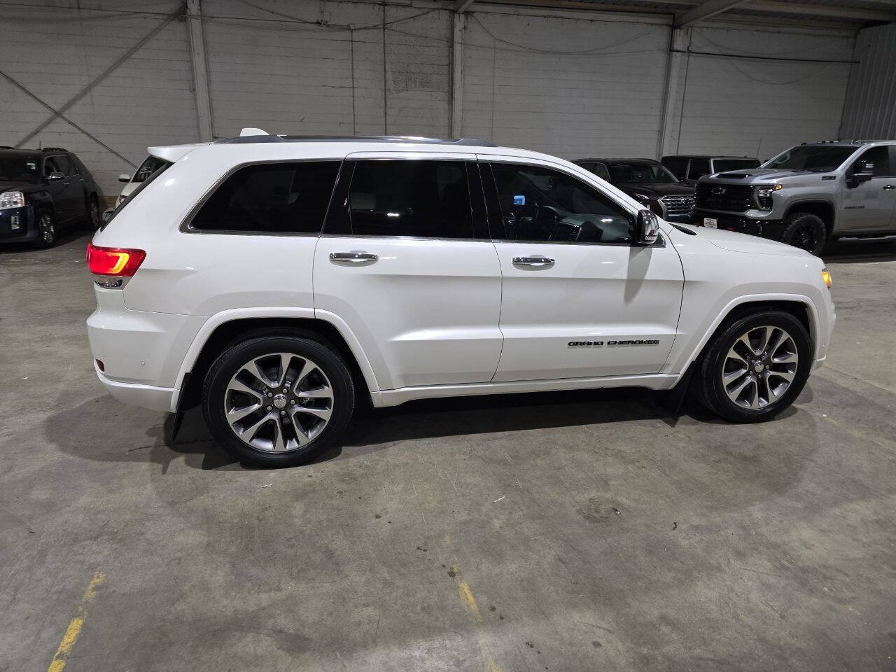 Used 2018 Jeep Grand Cherokee Overland AWD/4WD image 14