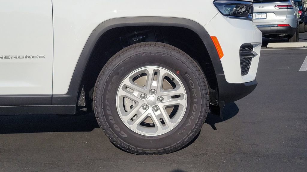 Used 2025 Jeep Grand Cherokee Laredo image 5
