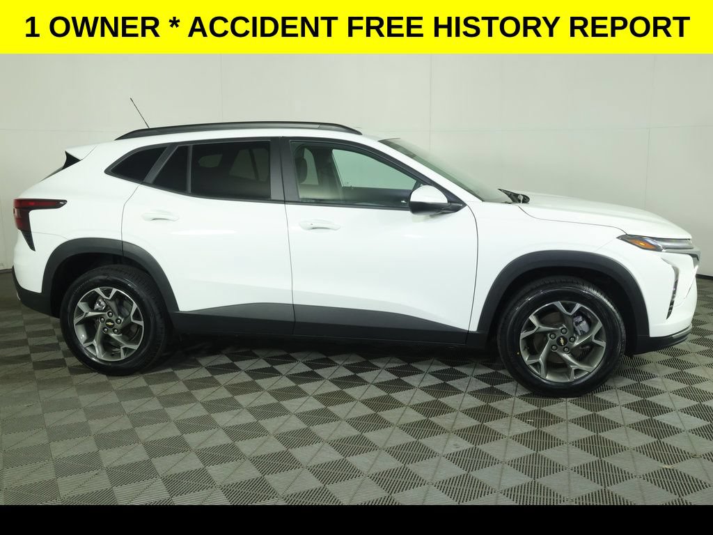 Certified 2025 Chevrolet Trax LT w/ LT Convenience Package FWD image 2