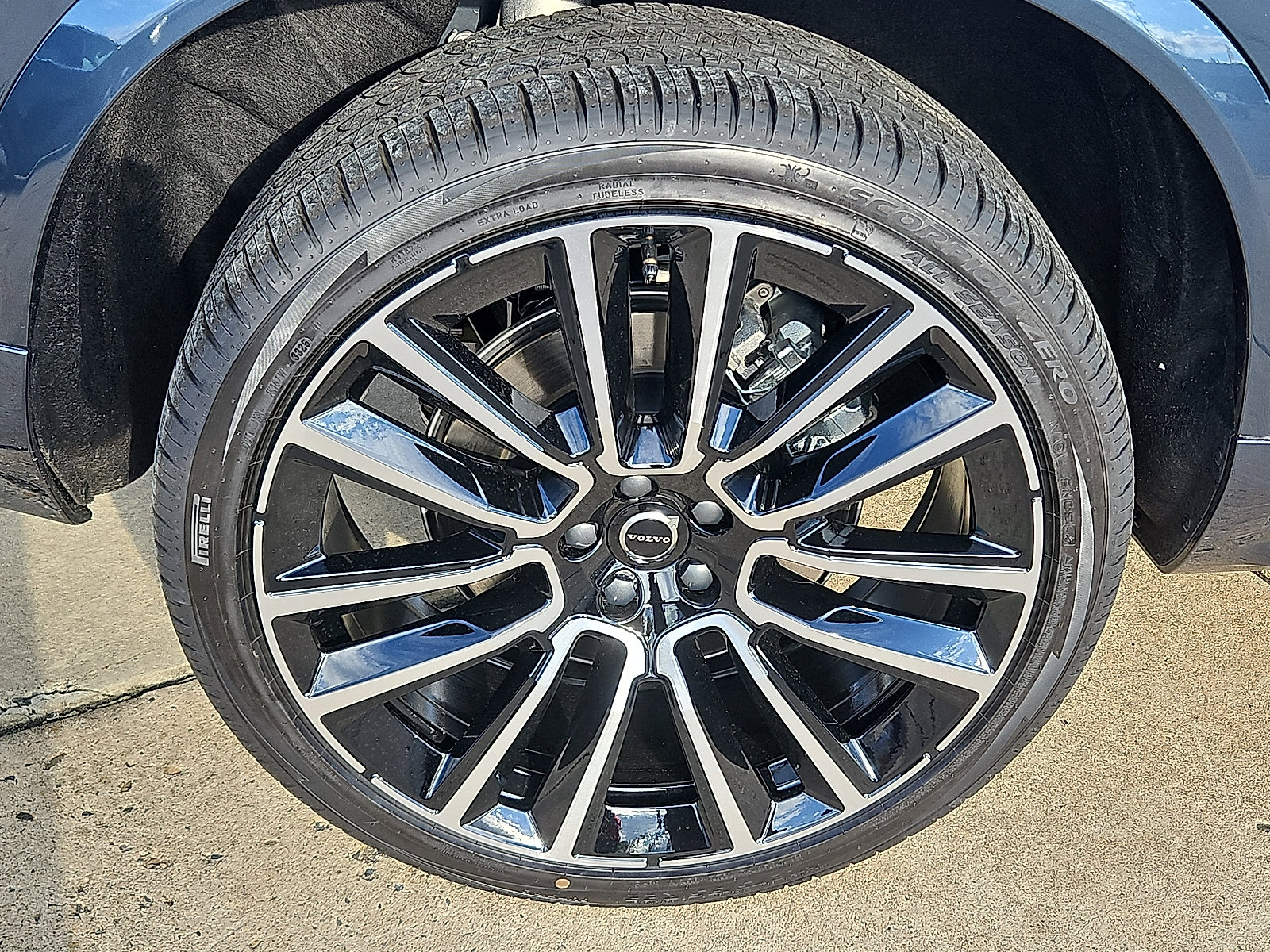 New 2026 Volvo XC90 B6 Plus w/ Protection Package Premier image 7