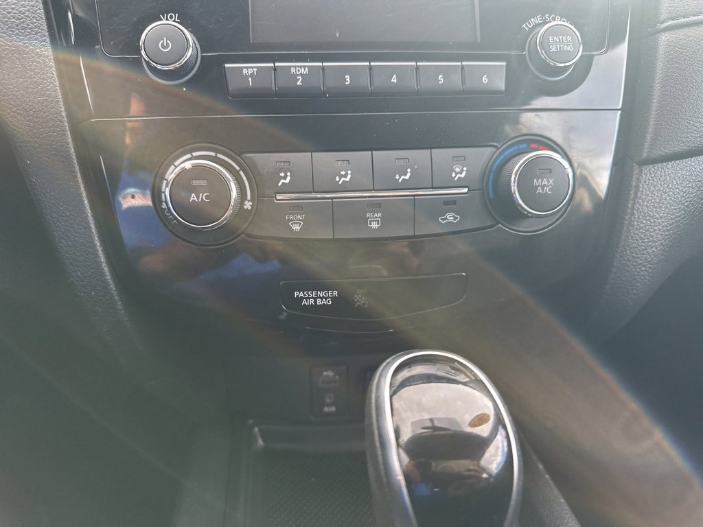 Used 2017 Nissan Rogue S image 4