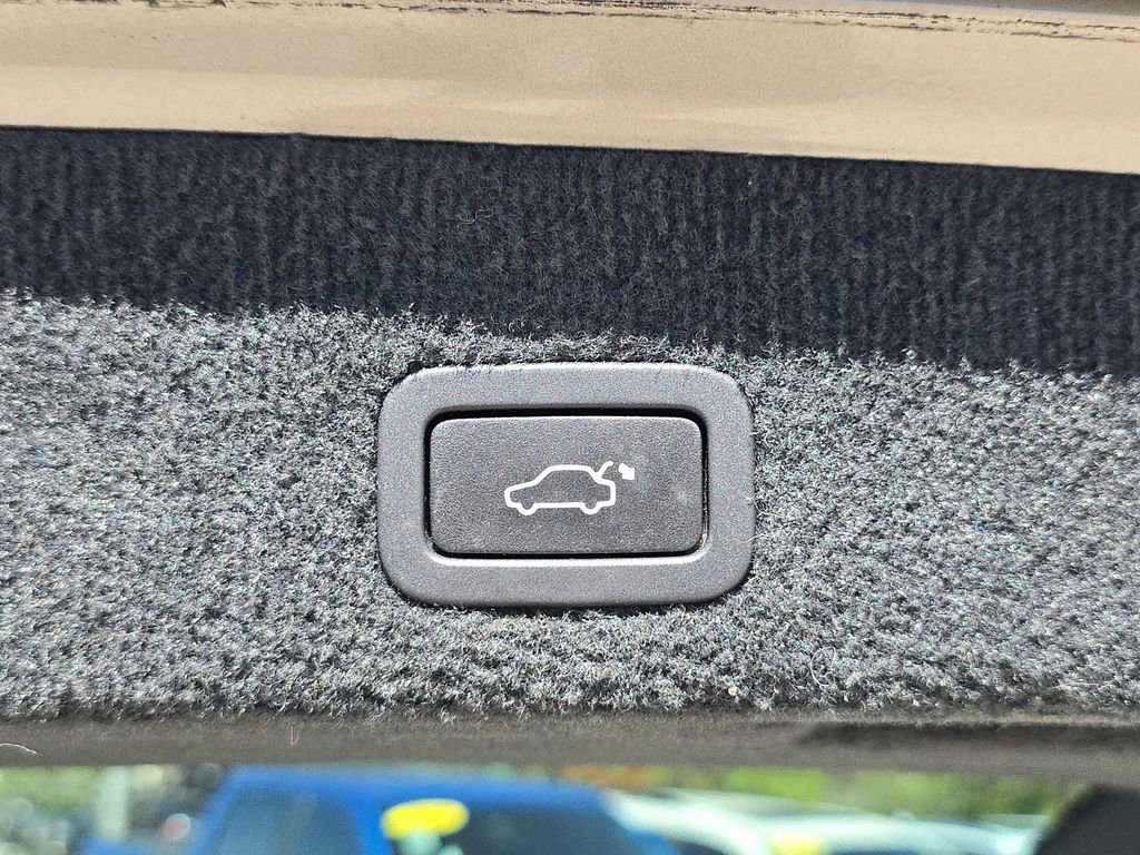 Used 2016 Volvo XC70 T5 Premier w/ Proximity Package image 16