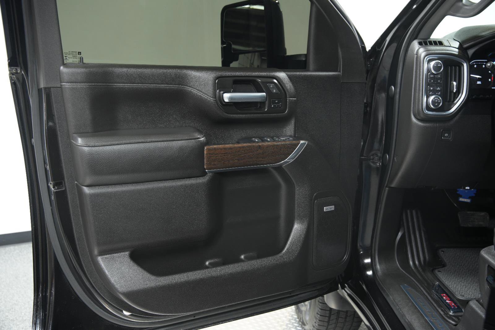 Used 2023 GMC Sierra 2500 Denali w/ Denali Black Diamond Edition image 24