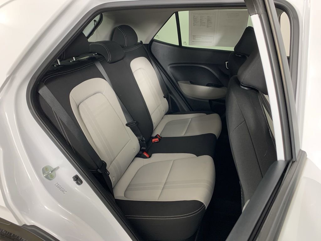 Used 2022 Hyundai Venue SEL image 32