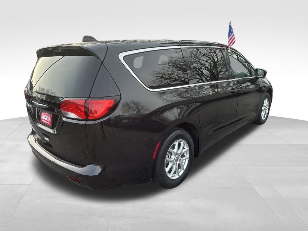 Used 2023 Chrysler Voyager LX image 21