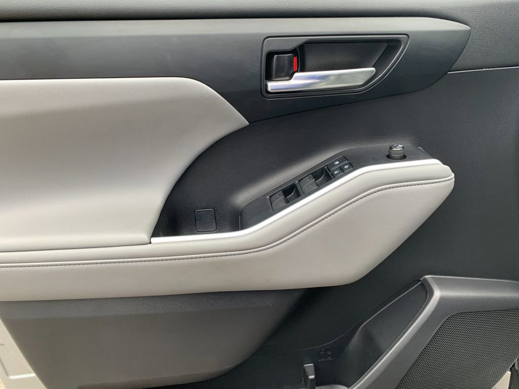 Used 2021 Toyota Highlander XLE AWD/4WD image 12