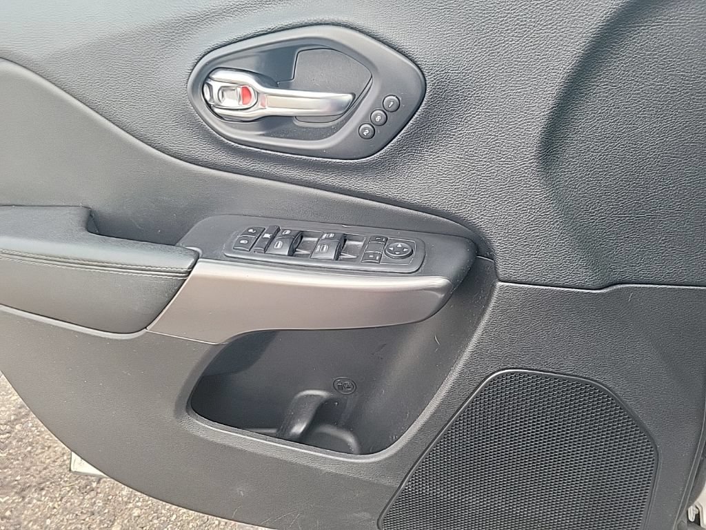 Used 2019 Jeep Cherokee Limited AWD/4WD image 26