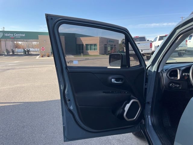 Used 2017 Jeep Renegade Latitude w/ Popular Equipment Group AWD/4WD image 27