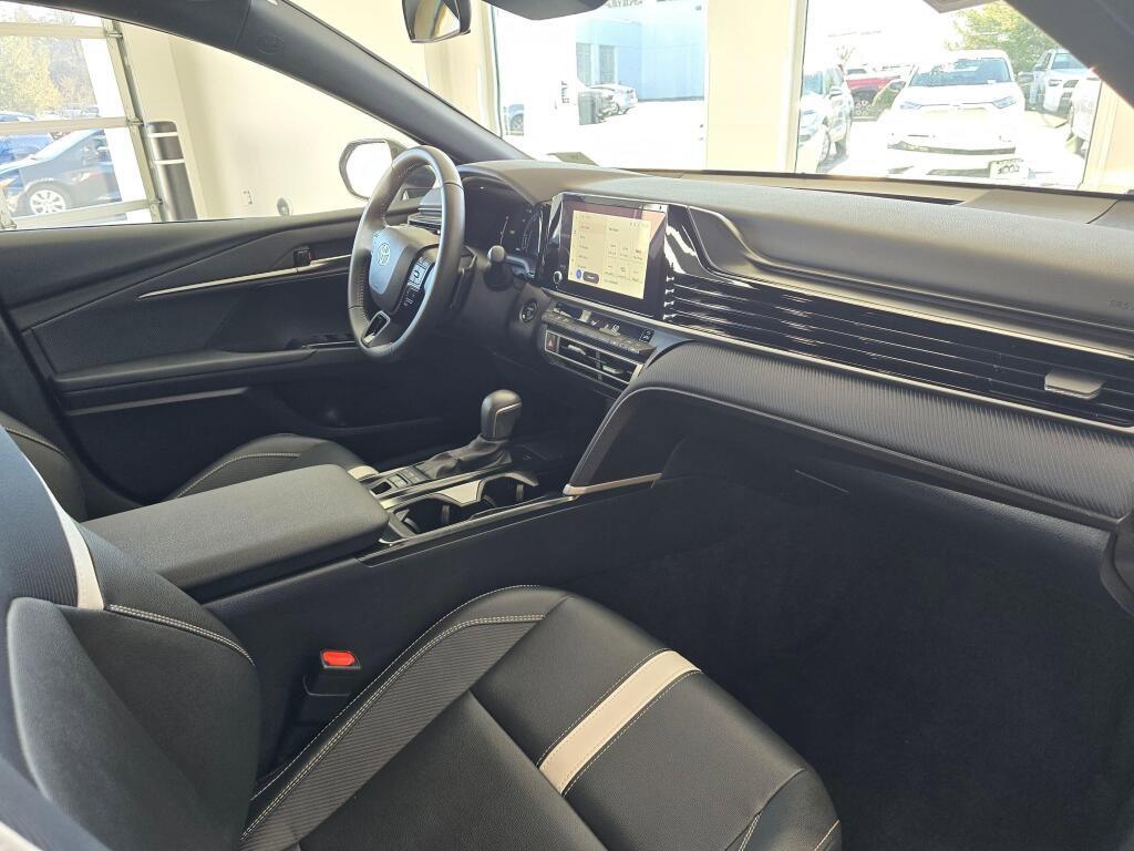 Used 2025 Toyota Camry SE image 43