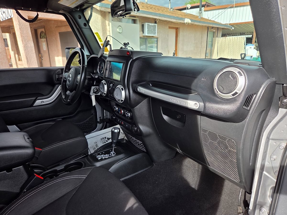 Used 2018 Jeep Wrangler Unlimited Sahara w/ Connectivity Group AWD/4WD image 53