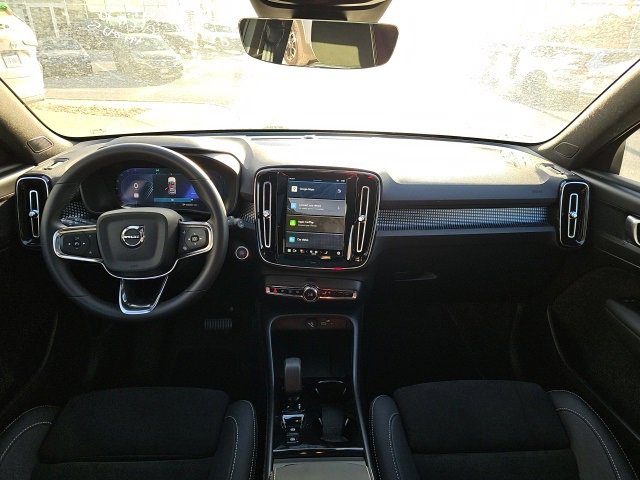 Used 2025 Volvo XC40 B5 Plus image 8