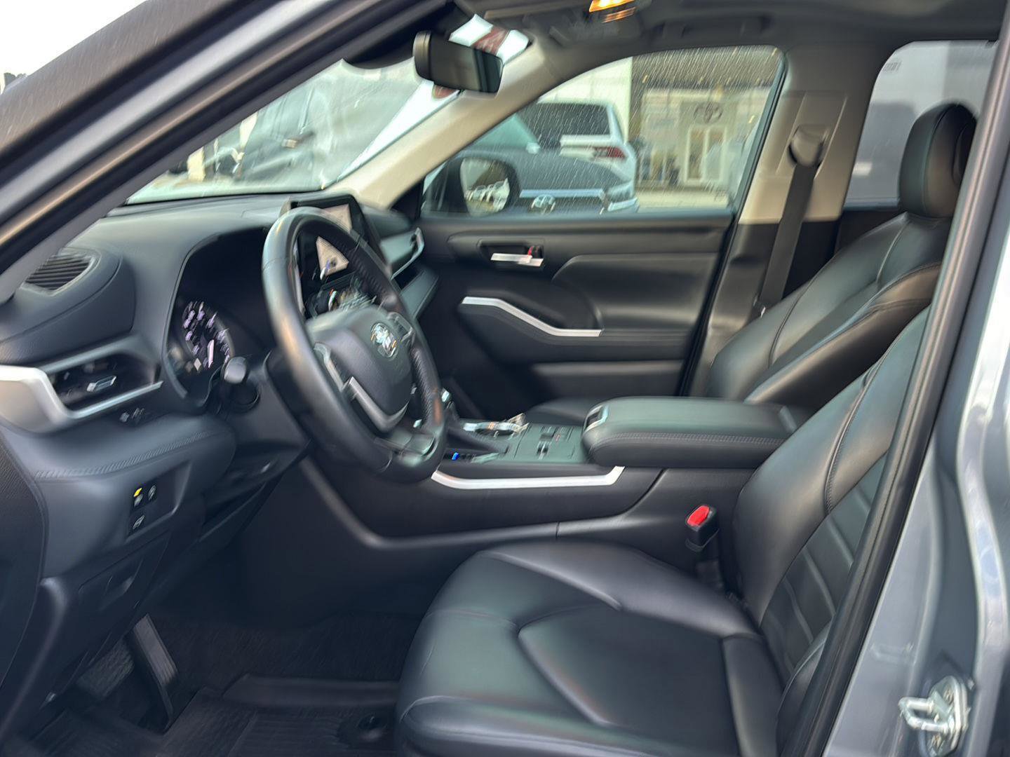 Used 2023 Toyota Highlander XLE FWD image 8
