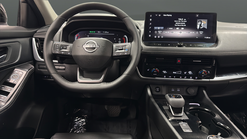Used 2025 Nissan Rogue SL AWD/4WD image 10
