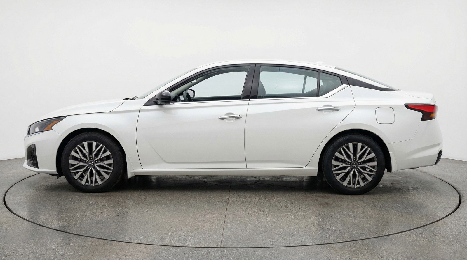 Used 2025 Nissan Altima 2.5 SV FWD image 5