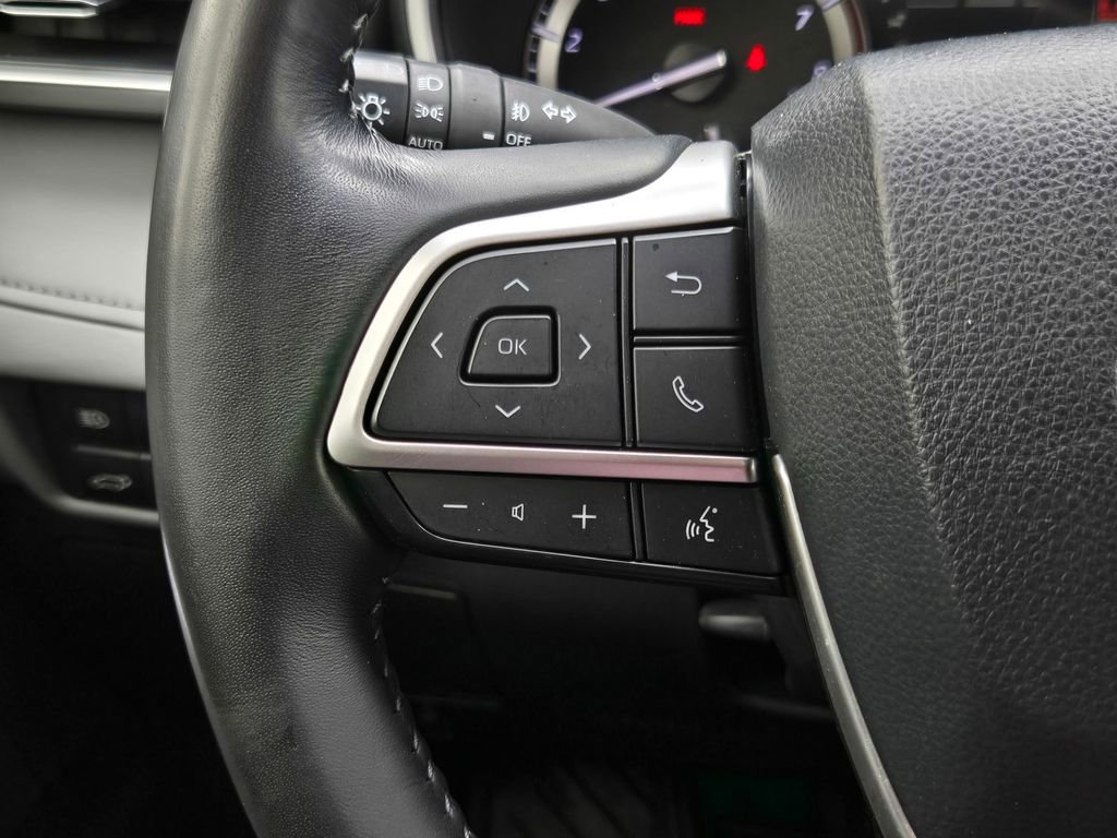 Used 2022 Toyota Highlander XLE FWD image 25