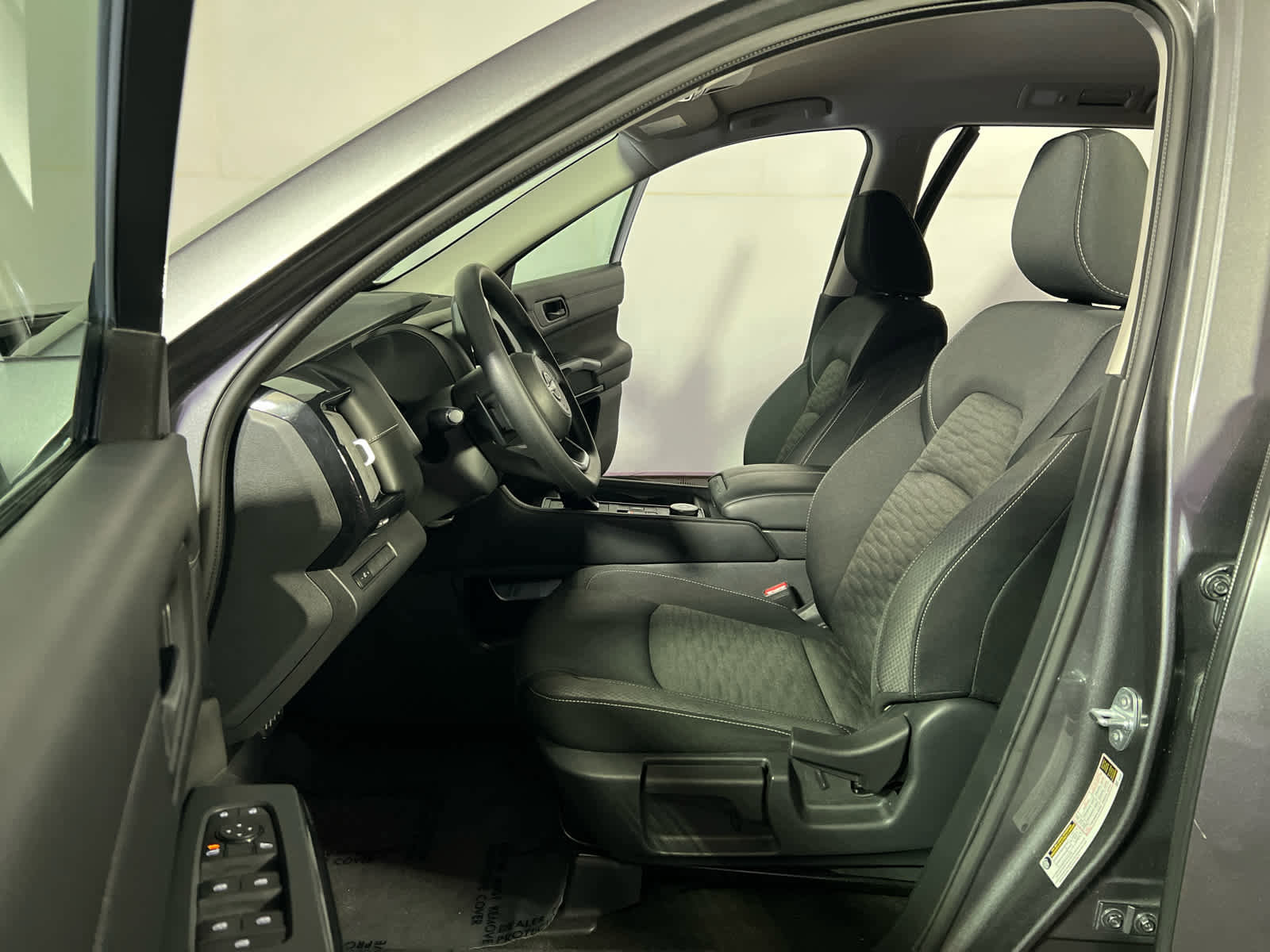 Used 2023 Nissan Pathfinder S image 16