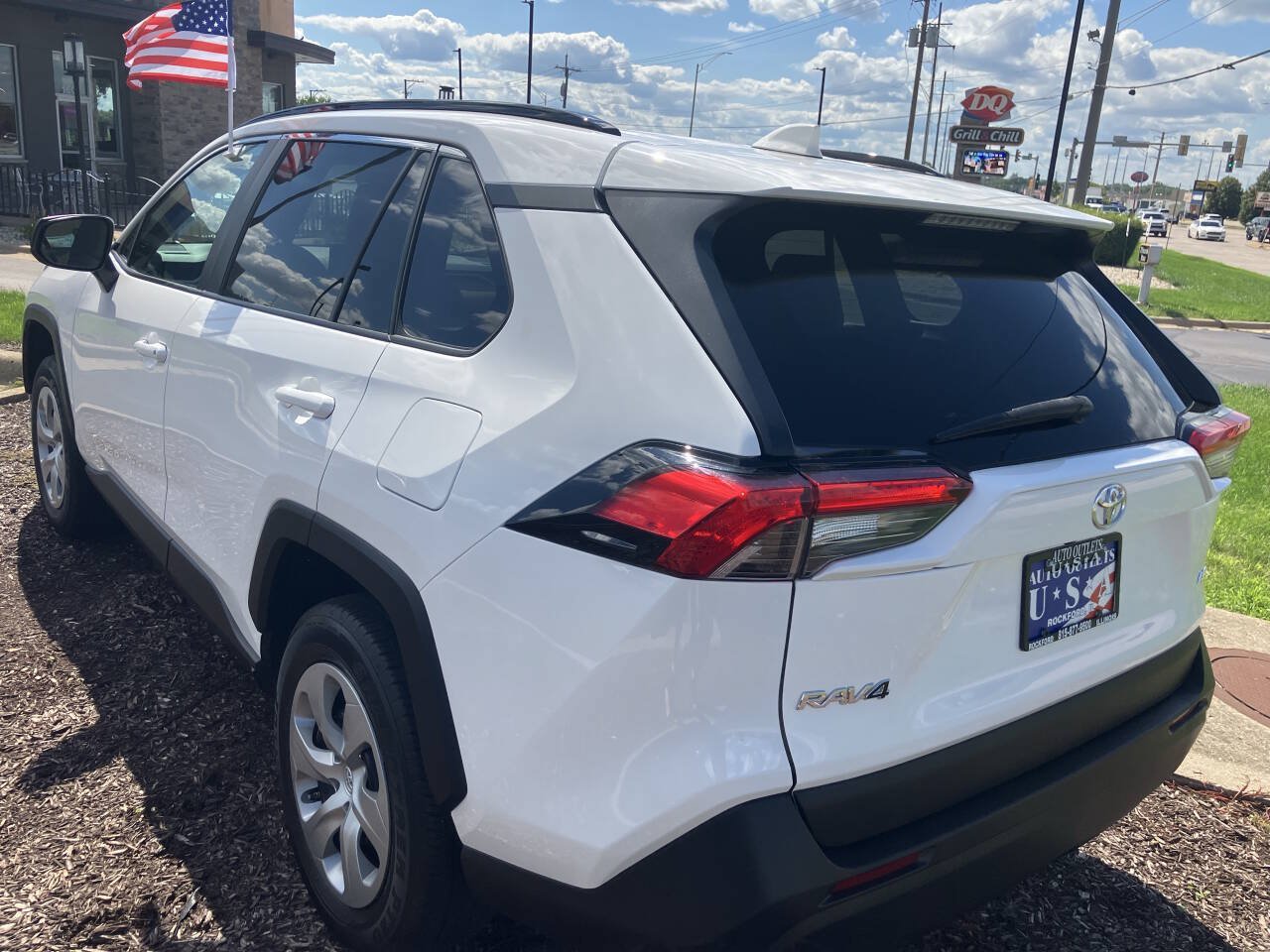 Used 2021 Toyota RAV4 LE FWD image 6