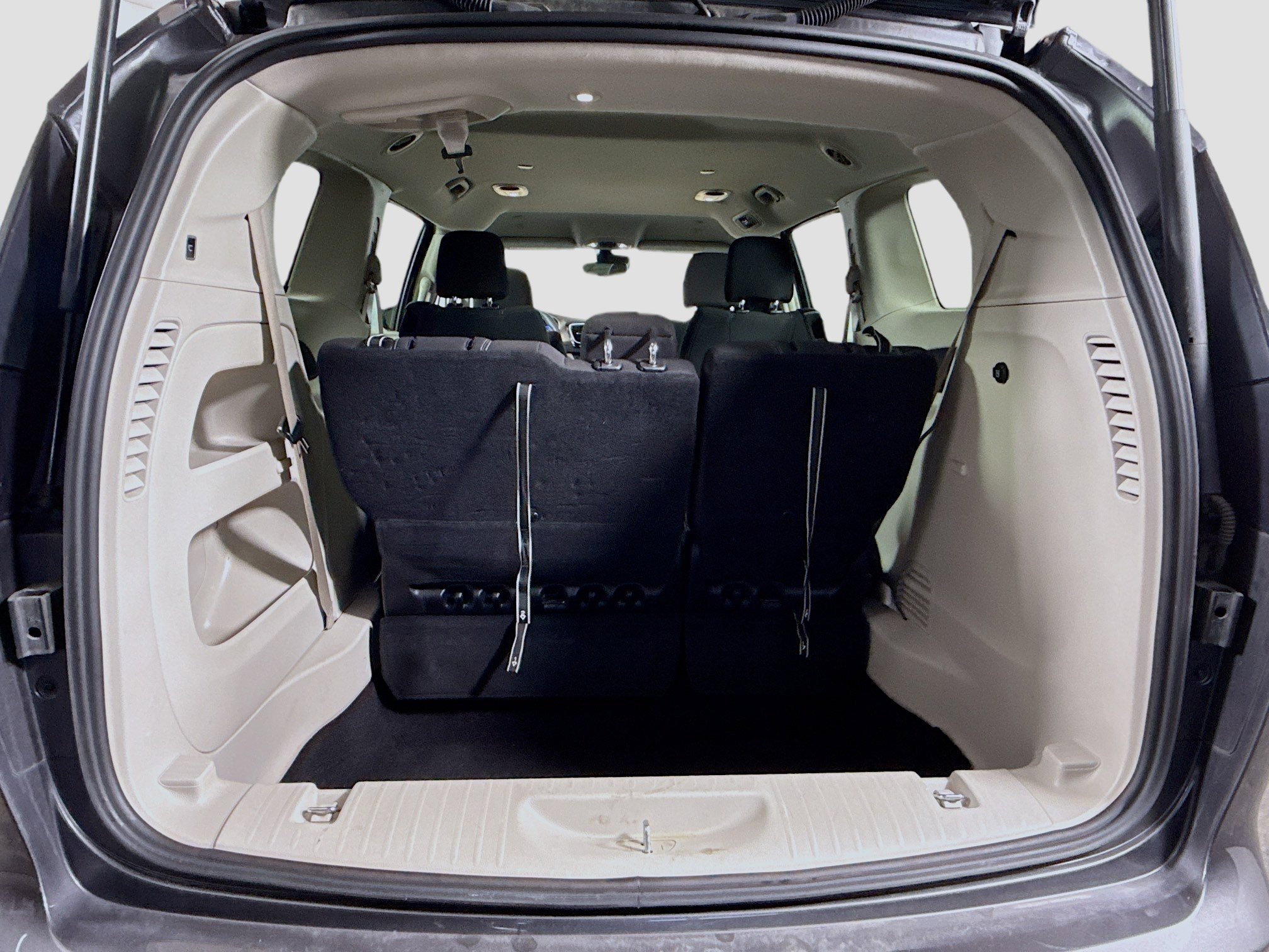 Used 2023 Chrysler Voyager LX image 33