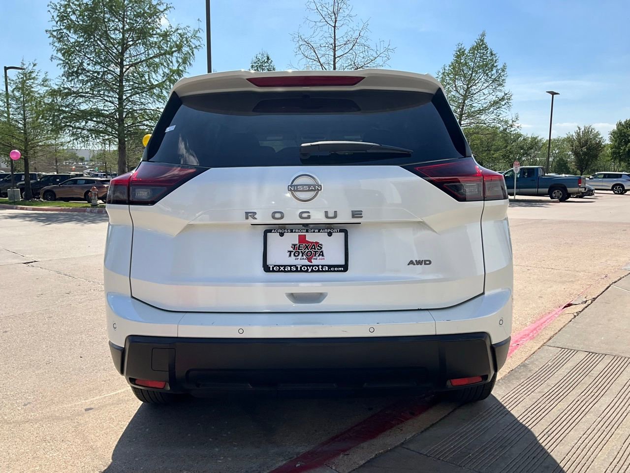 Used 2025 Nissan Rogue SV image 7