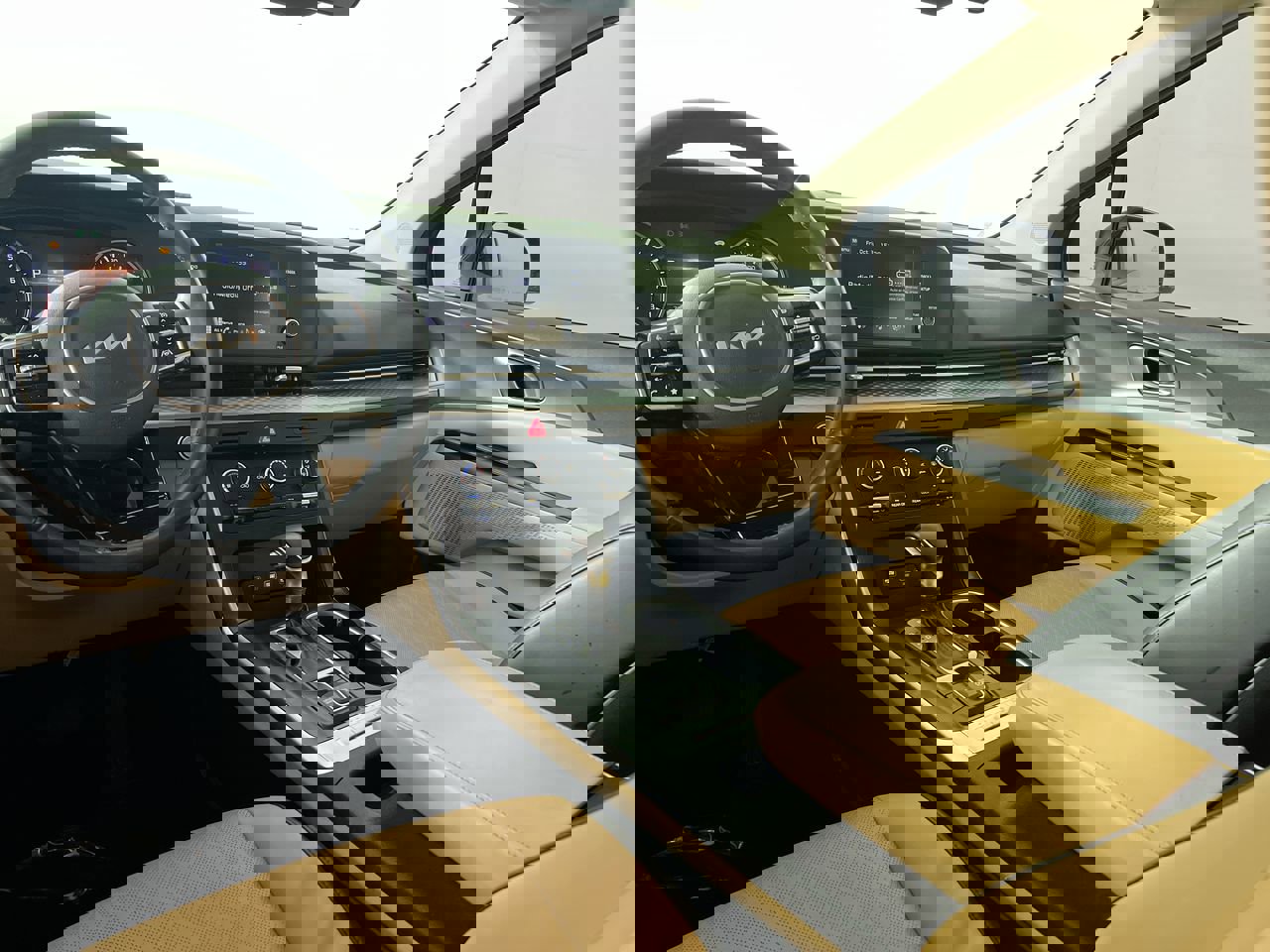 Used 2023 Kia Carnival LX image 29