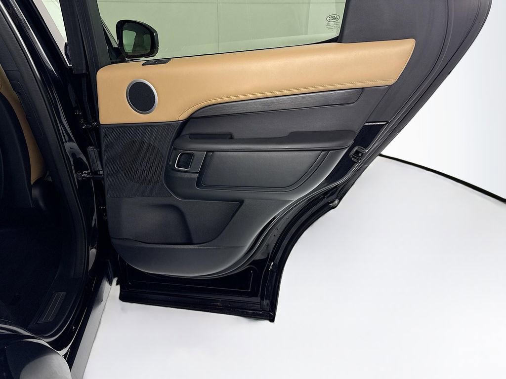 Used 2023 Land Rover Discovery Metropolitan Edition image 29