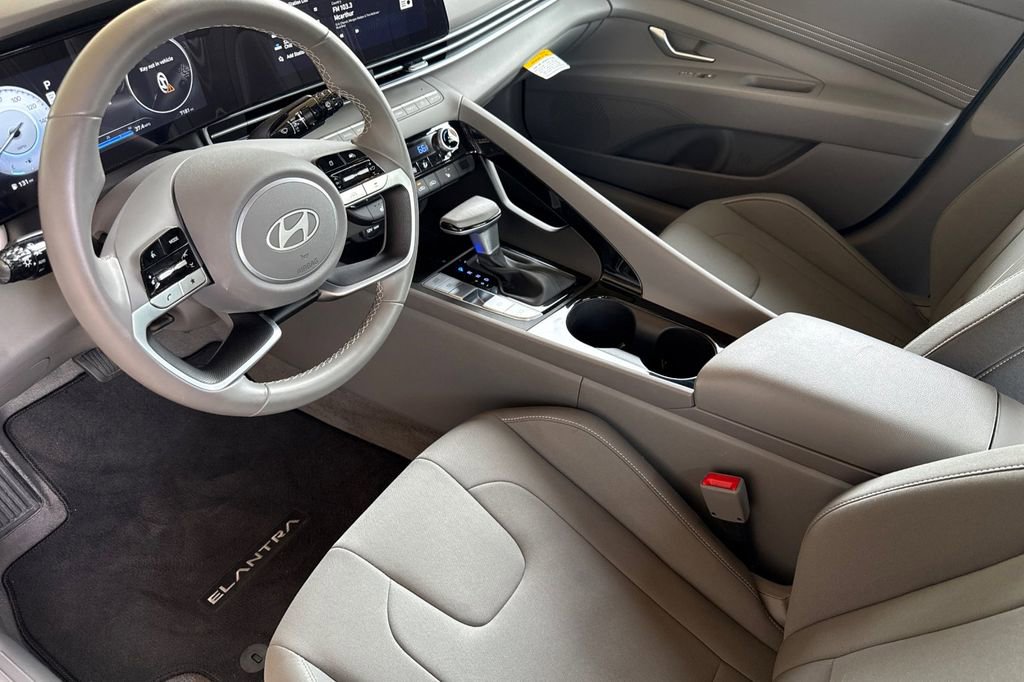 Used 2025 Hyundai Elantra SEL image 7