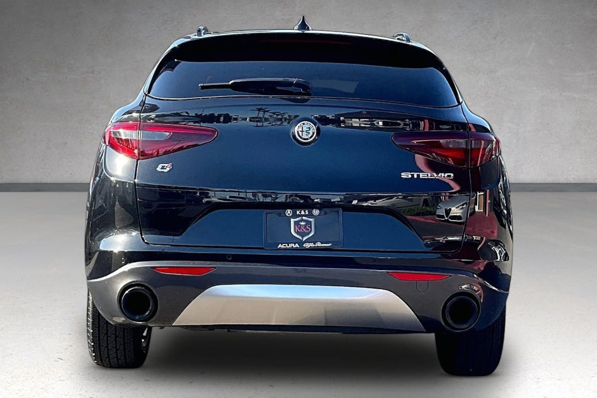 Used 2023 Alfa Romeo Stelvio Ti AWD/4WD image 4