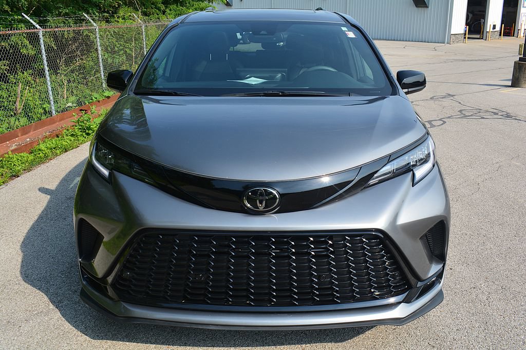 Used 2026 Toyota Sienna XSE AWD/4WD image 2