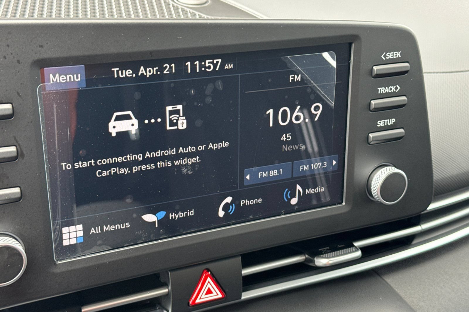 Used 2025 Hyundai Elantra Hybrid FWD image 17
