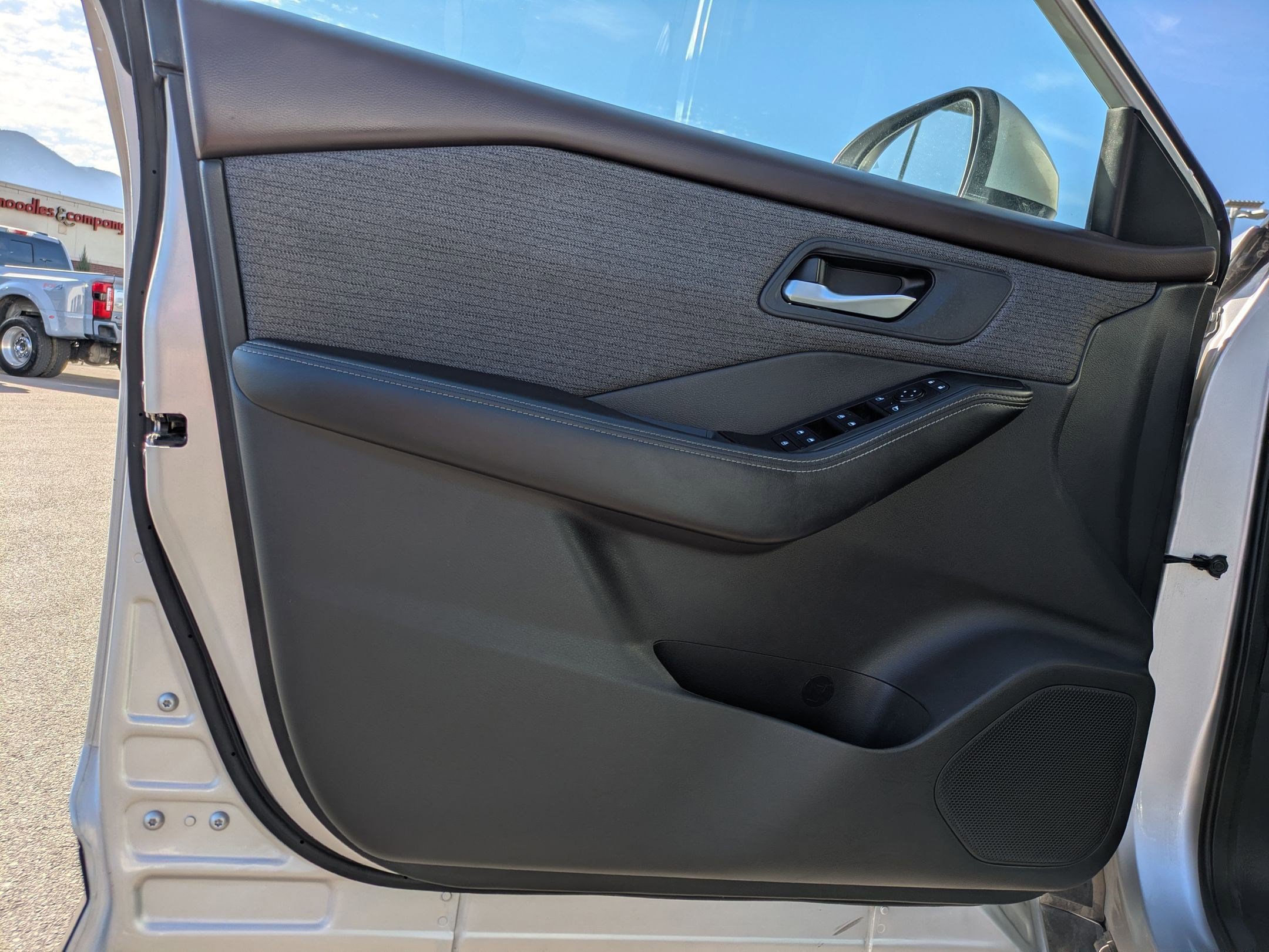 Used 2022 Nissan Rogue SV image 14