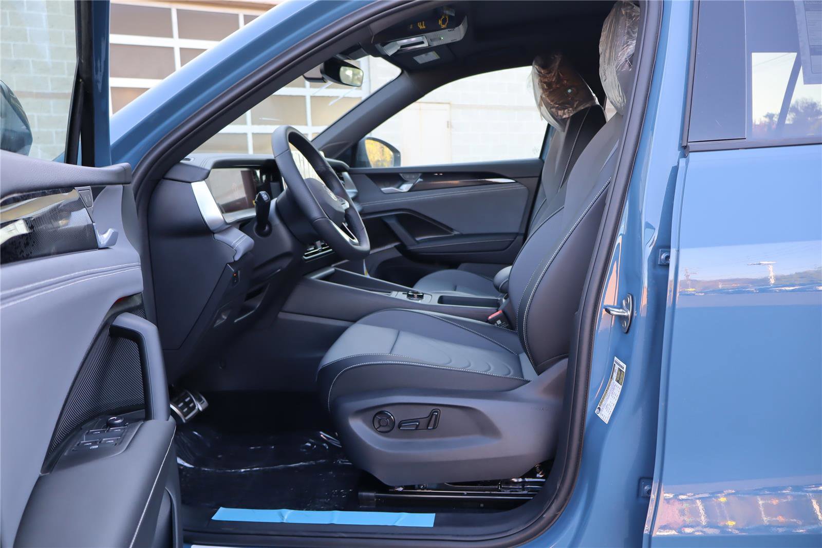 New 2026 Volkswagen Tiguan SE R-Line image 11