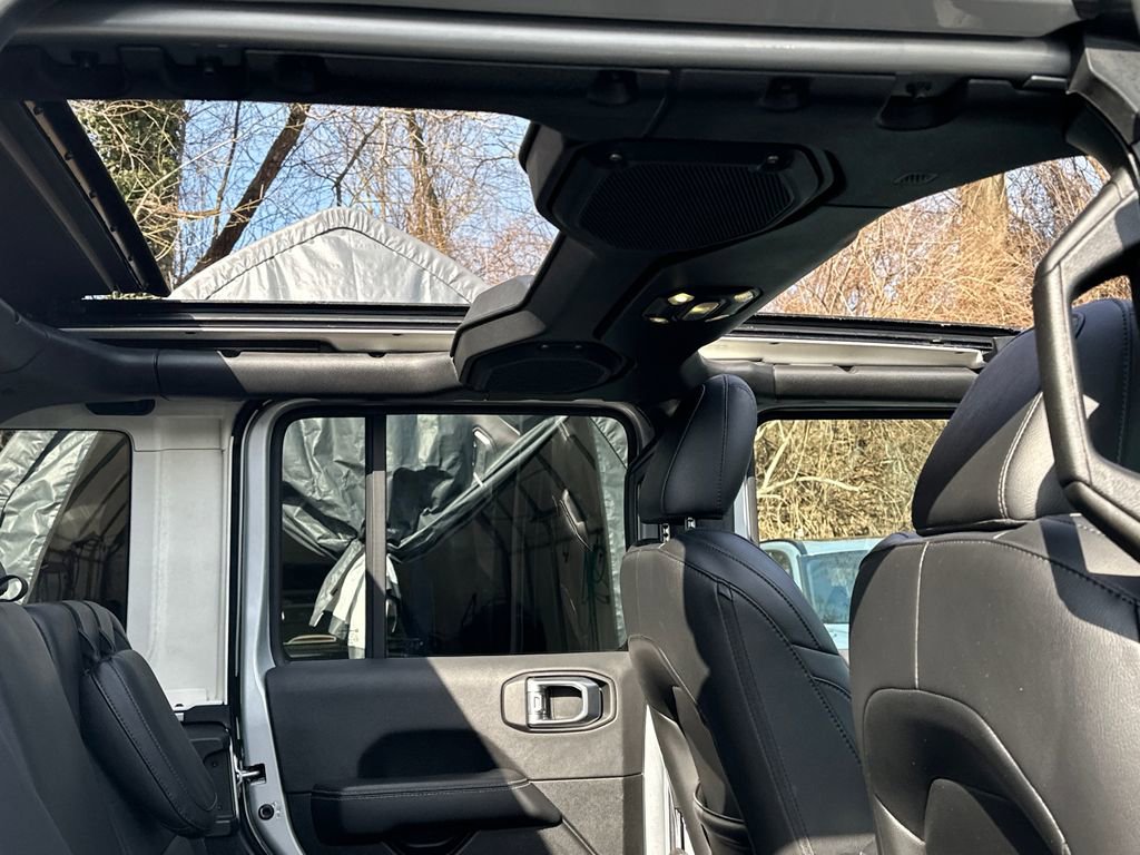 Used 2022 Jeep Wrangler Unlimited Sahara w/ Cold Weather Group image 10